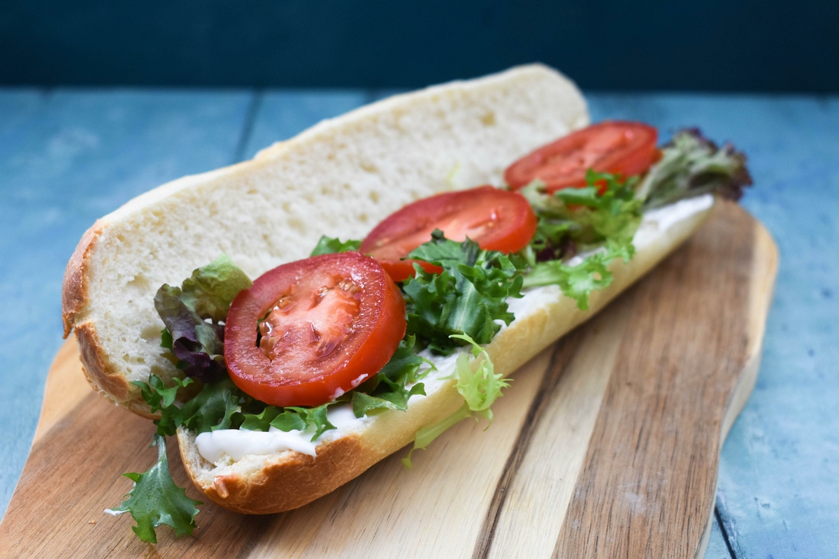 British Ploughman's Sandwich - step 2 - add slices of tomato.