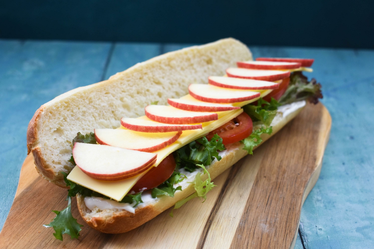 British Ploughman's Sandwich step 4 - now add slices of apple.