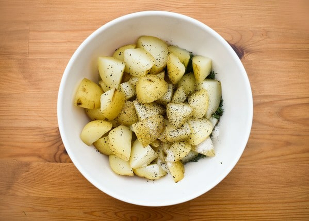 Potatoes seasoned.