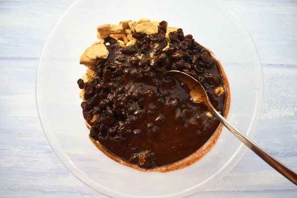 Melted cocoa mix into mixing bowl.