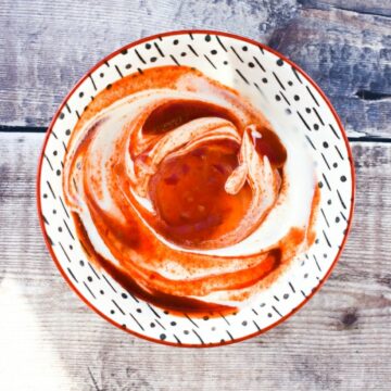 Easy Vegan Creamy Sriracha Dip in a bowl