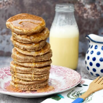 Easy mini vegan oat pancakes with cinnamon served with maple syrup and a banana shake
