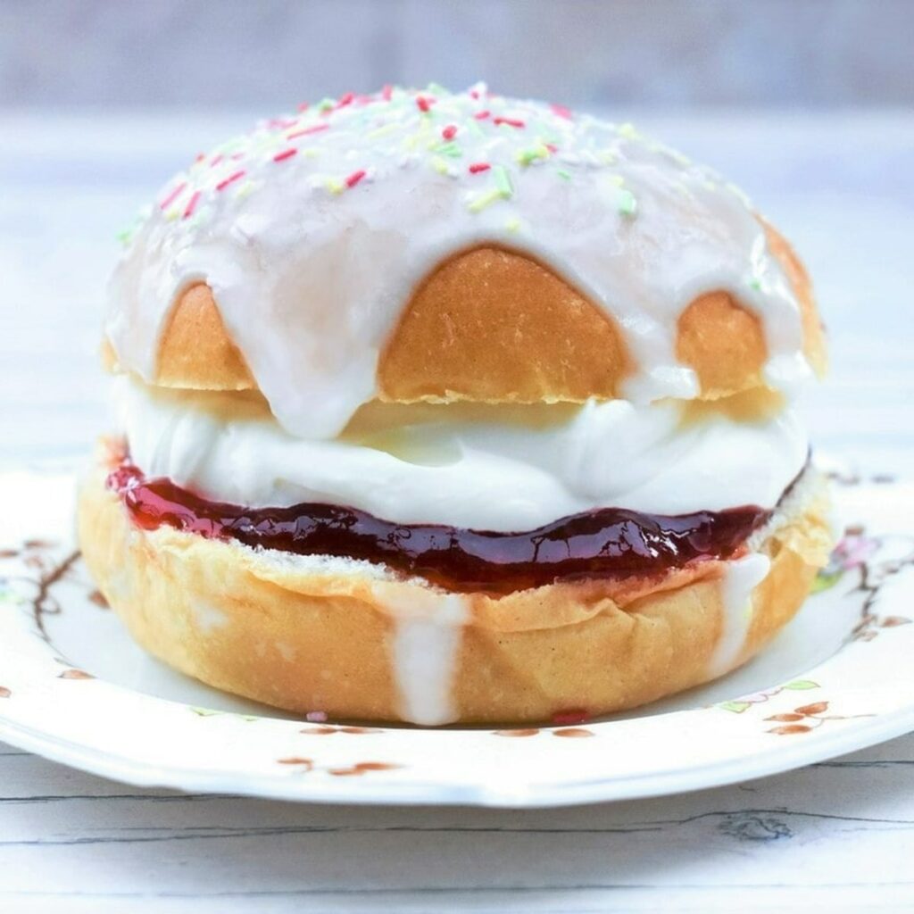 Vegan cream cake - iced buns