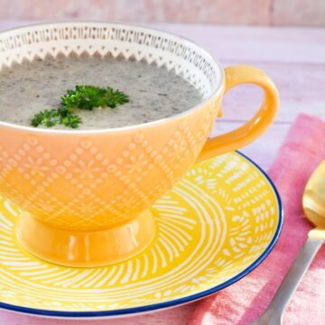 Vegan cream of mushroom soup with fennel and dill.