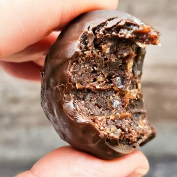 Healthier No-Bake Tahini & Date Brownie Balls.