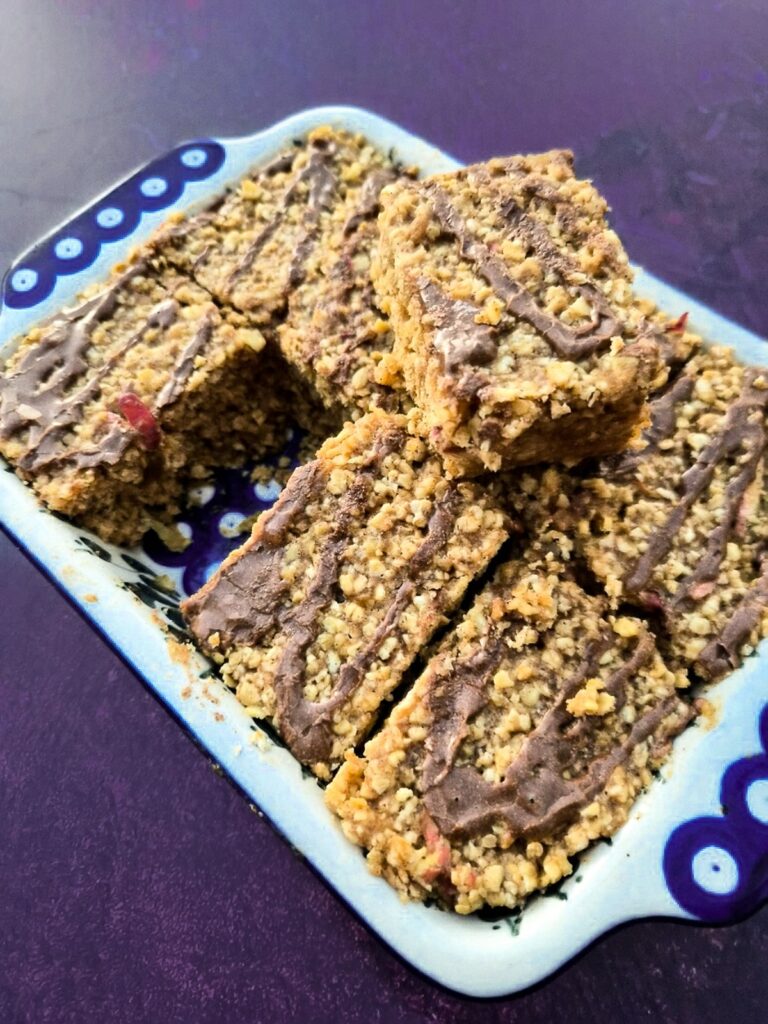 apple and cinnamon oat bars.