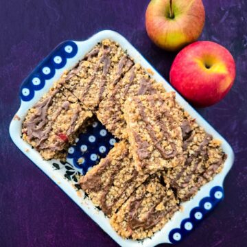 vegan apple and cinnamon flapjacks.